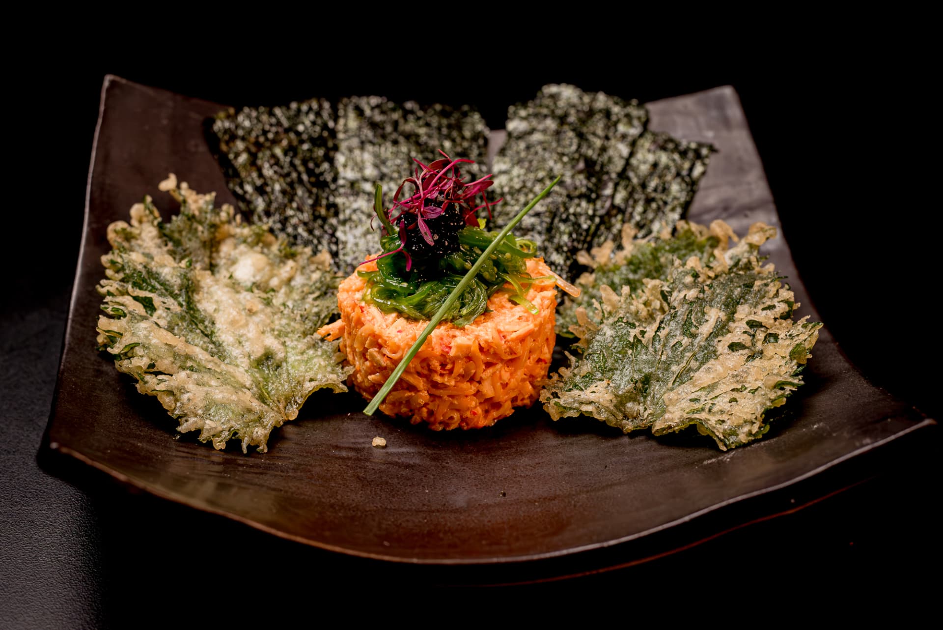 Tartar de centolla com folhas crocantes e alga nori