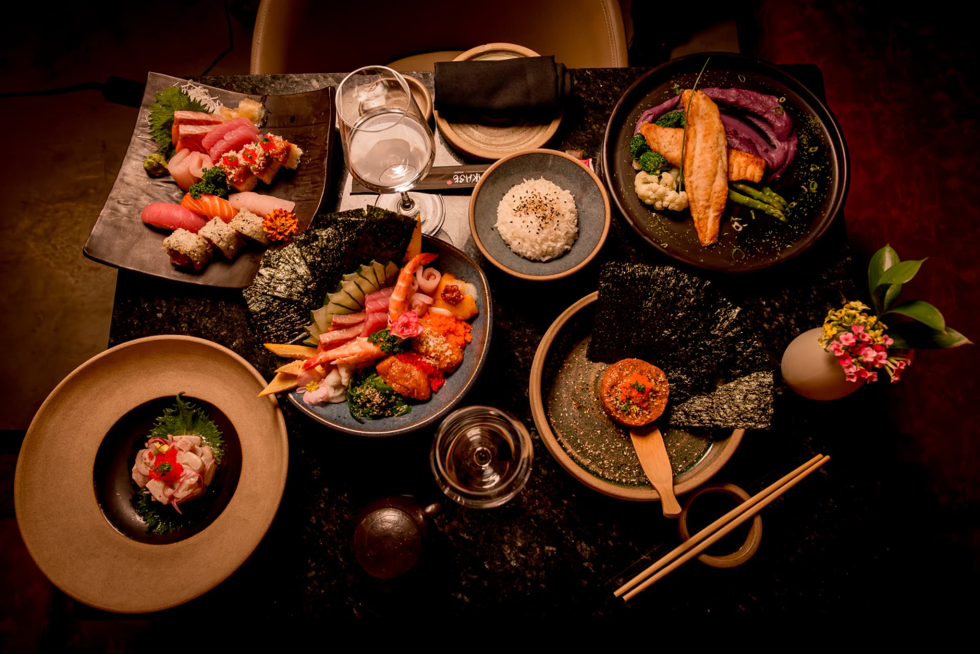 Mesa vista de cima com variedade de pratos japoneses
