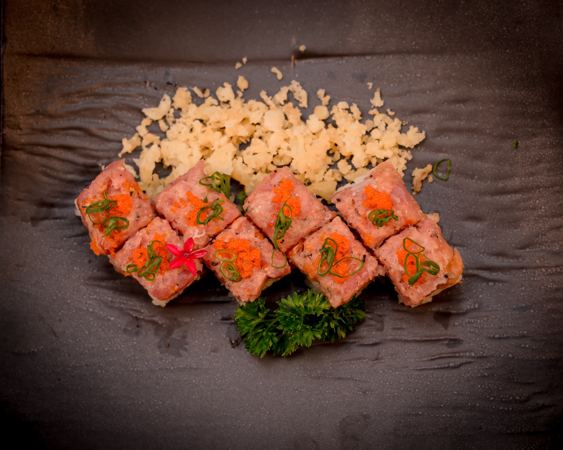 Crispy rice com cobertura de peixe, cebolinha e flocos crocantes