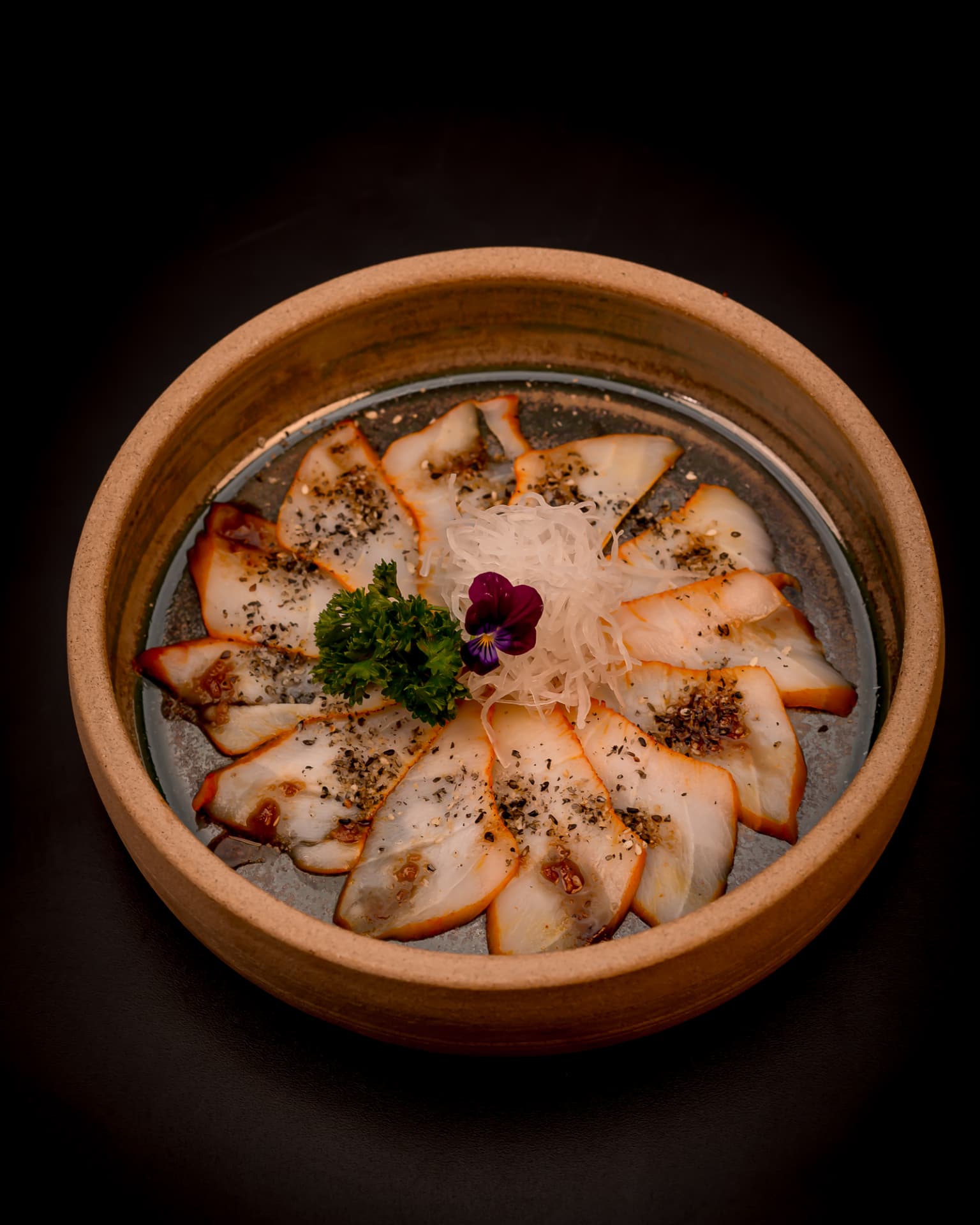 Usuzukuri de hadoque com gergelim, daikon e flor comestível