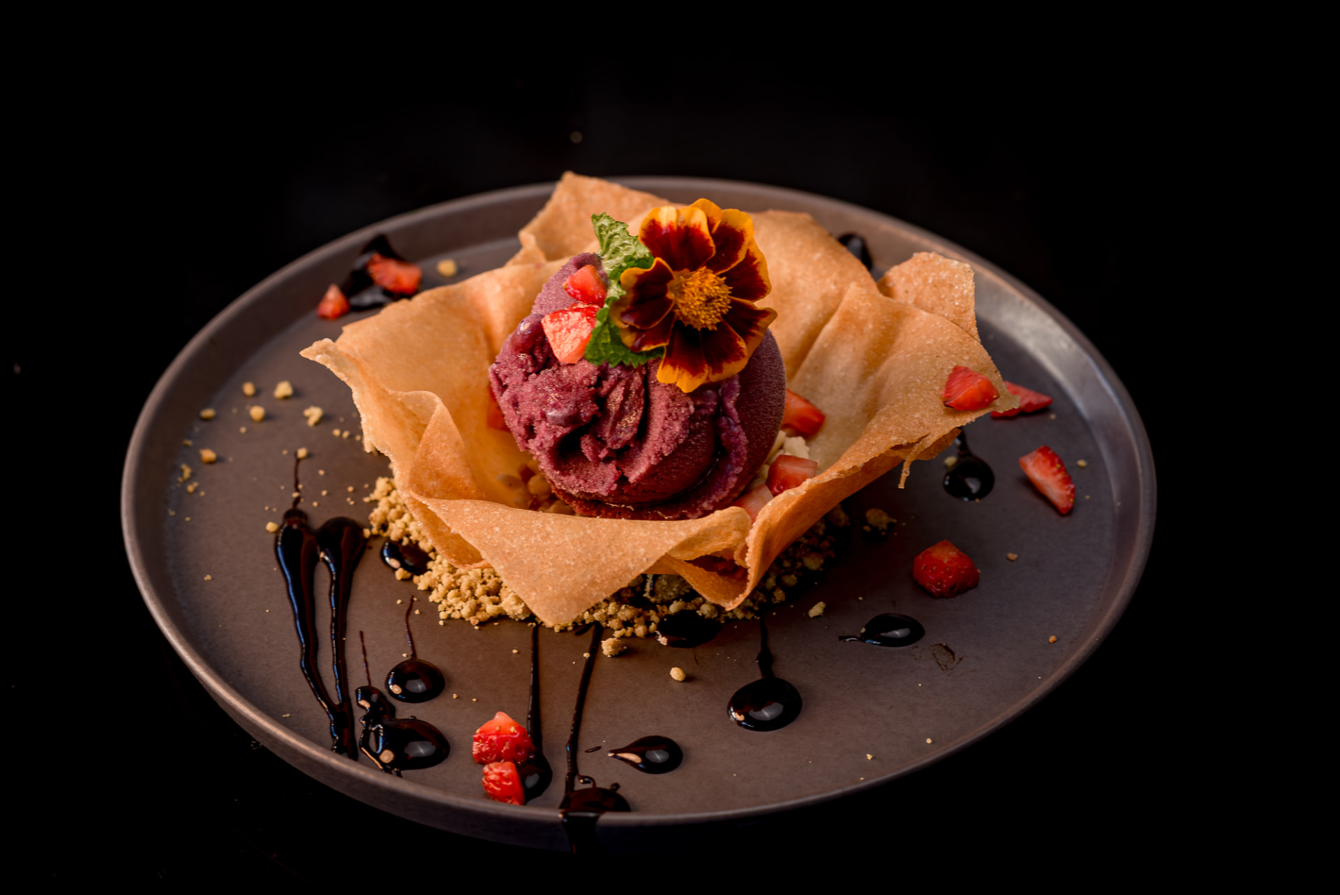 Casquinha com sorvete de jabuticaba e flor