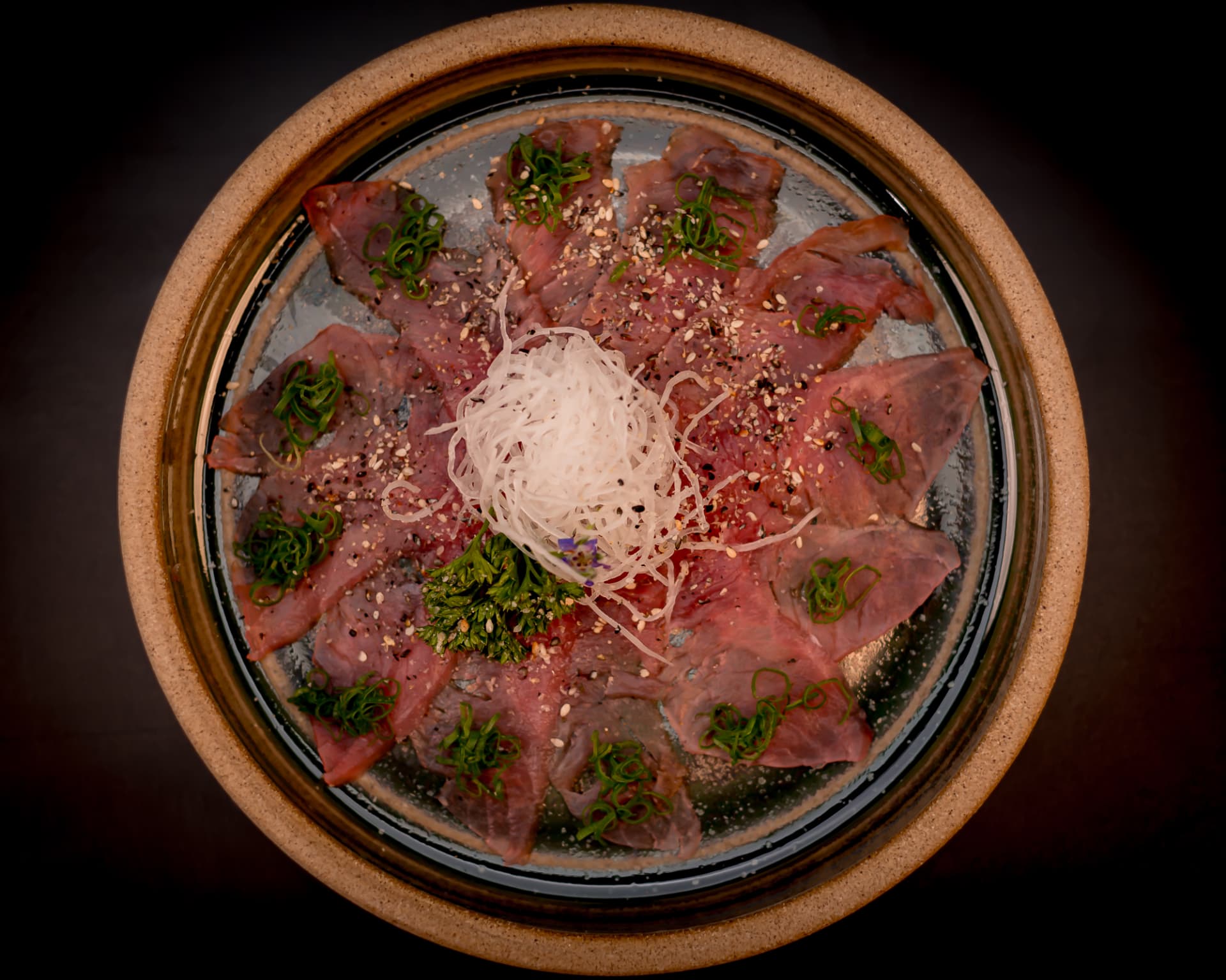 Usuzukuri de atum com gergelim, cebolinha e daikon