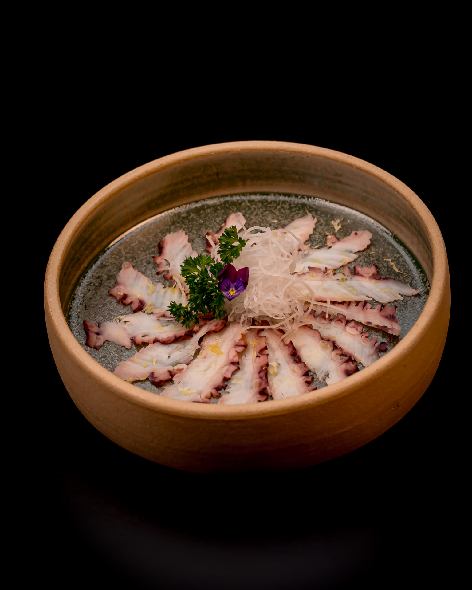 Usuzukuri de polvo com raspas de limão, daikon e flor comestível