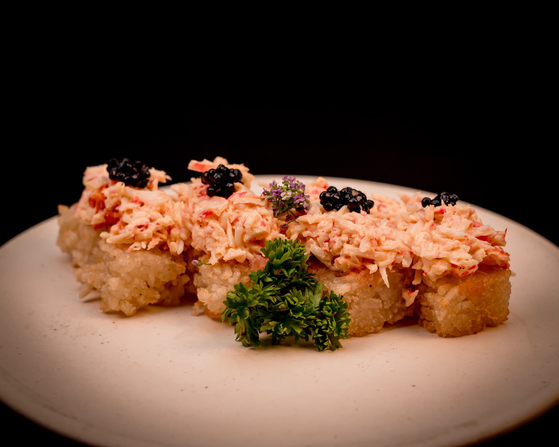 Crispy rice com cobertura de centolla e ovas negras