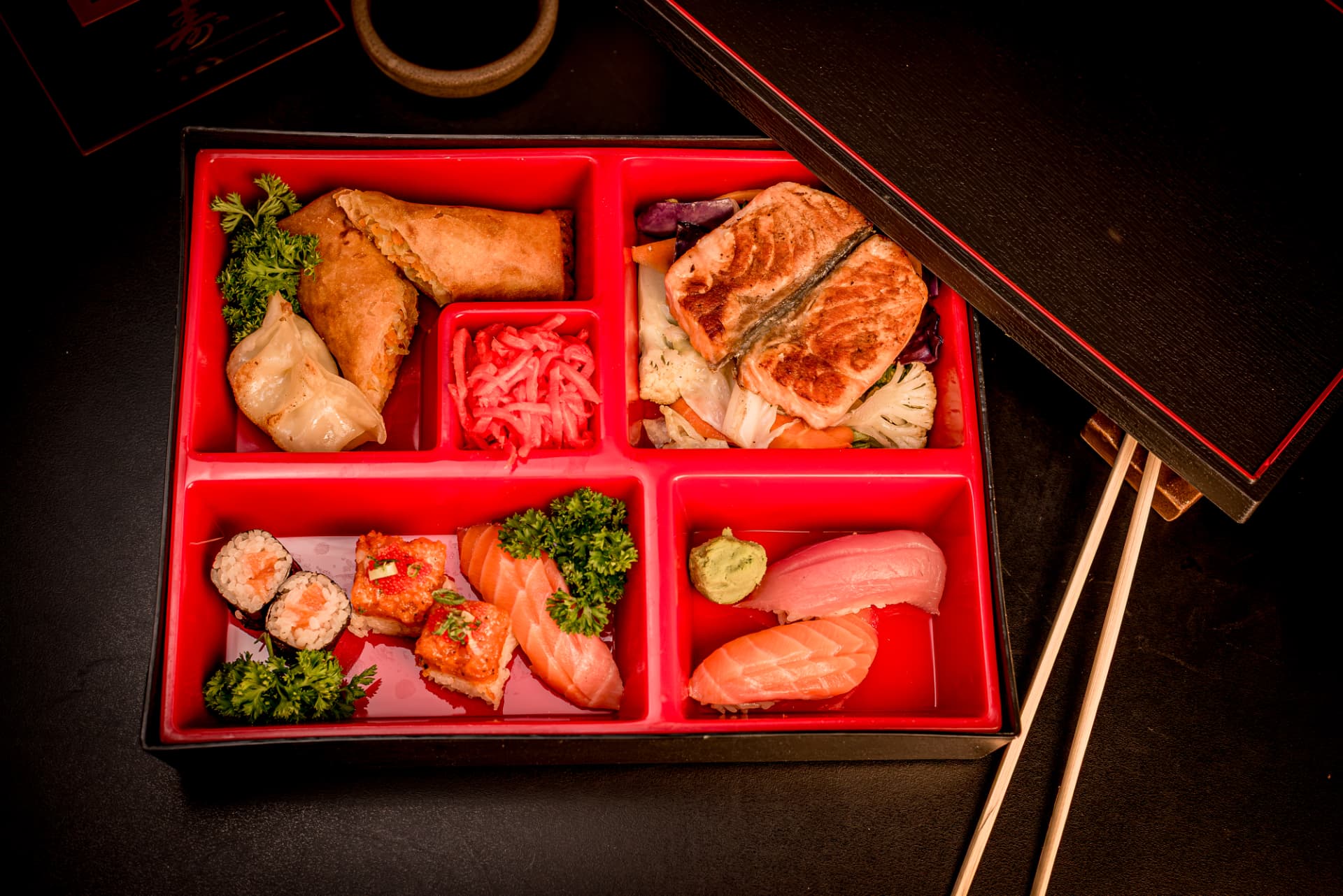 Obentô Naha com salmão grelhado, legumes, entradas, sushis e sashimis