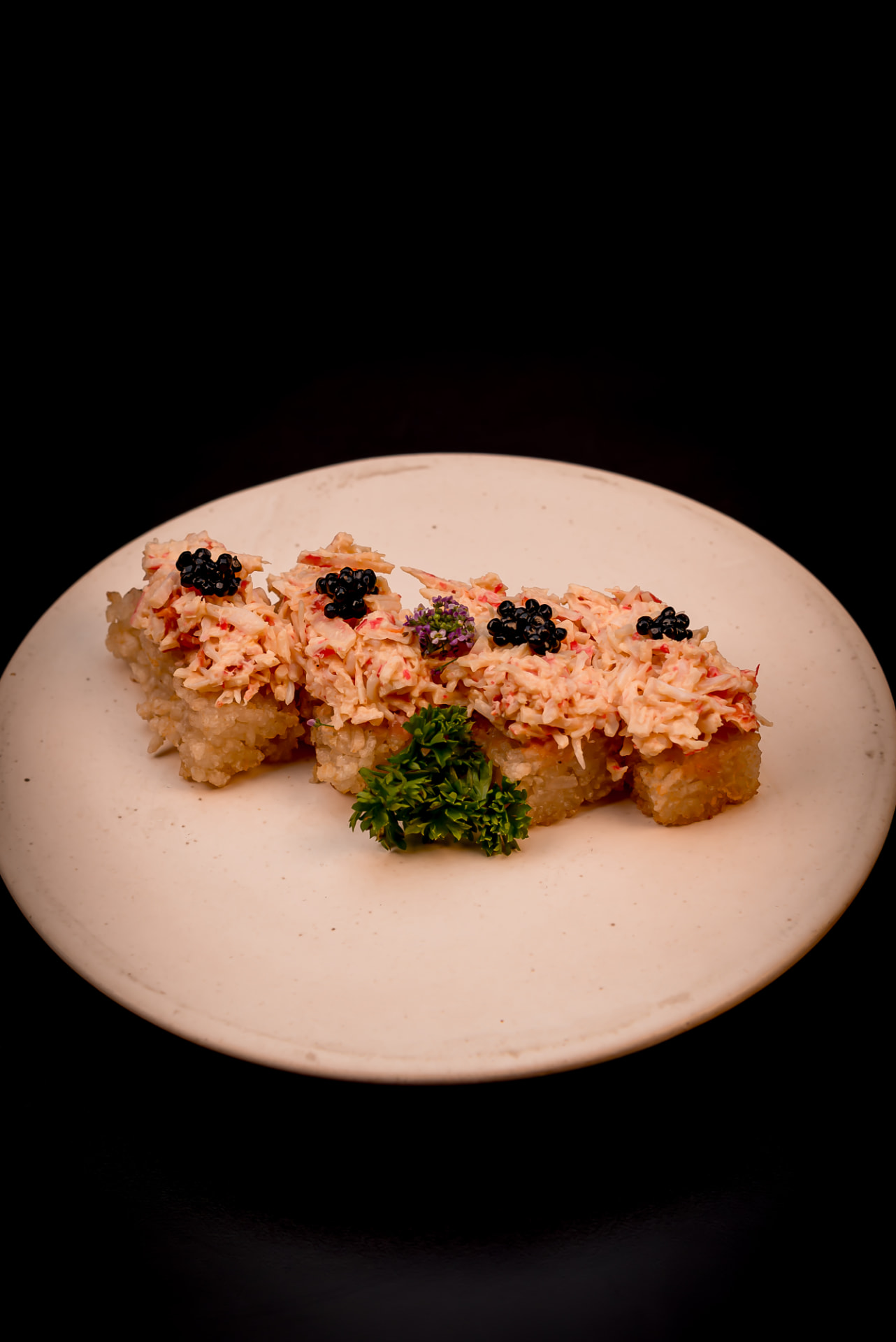 Crispy rice com salada cremosa de caranguejo e ovas negras