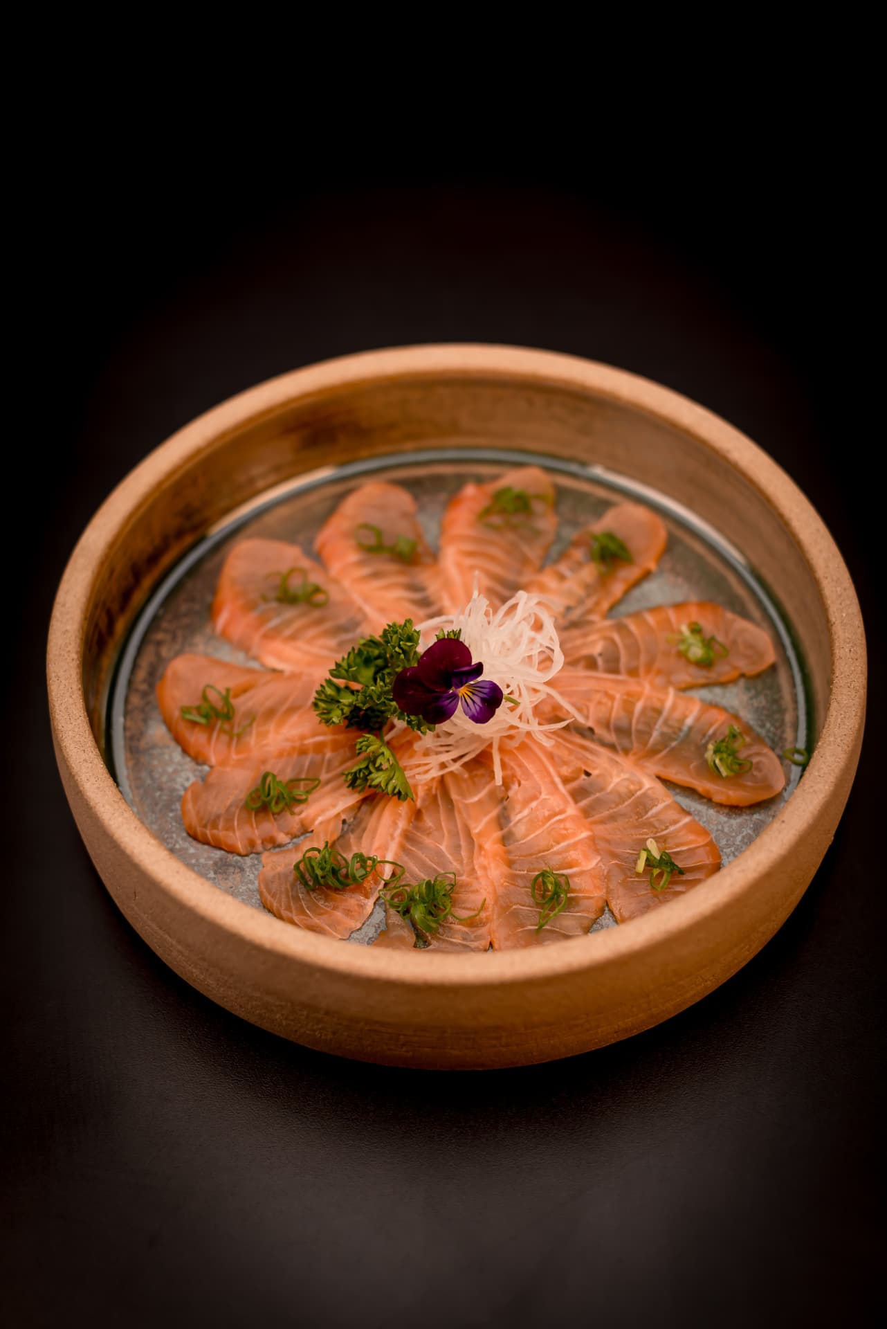 Usuzukuri de salmão com cebolinha, daikon e flor comestível