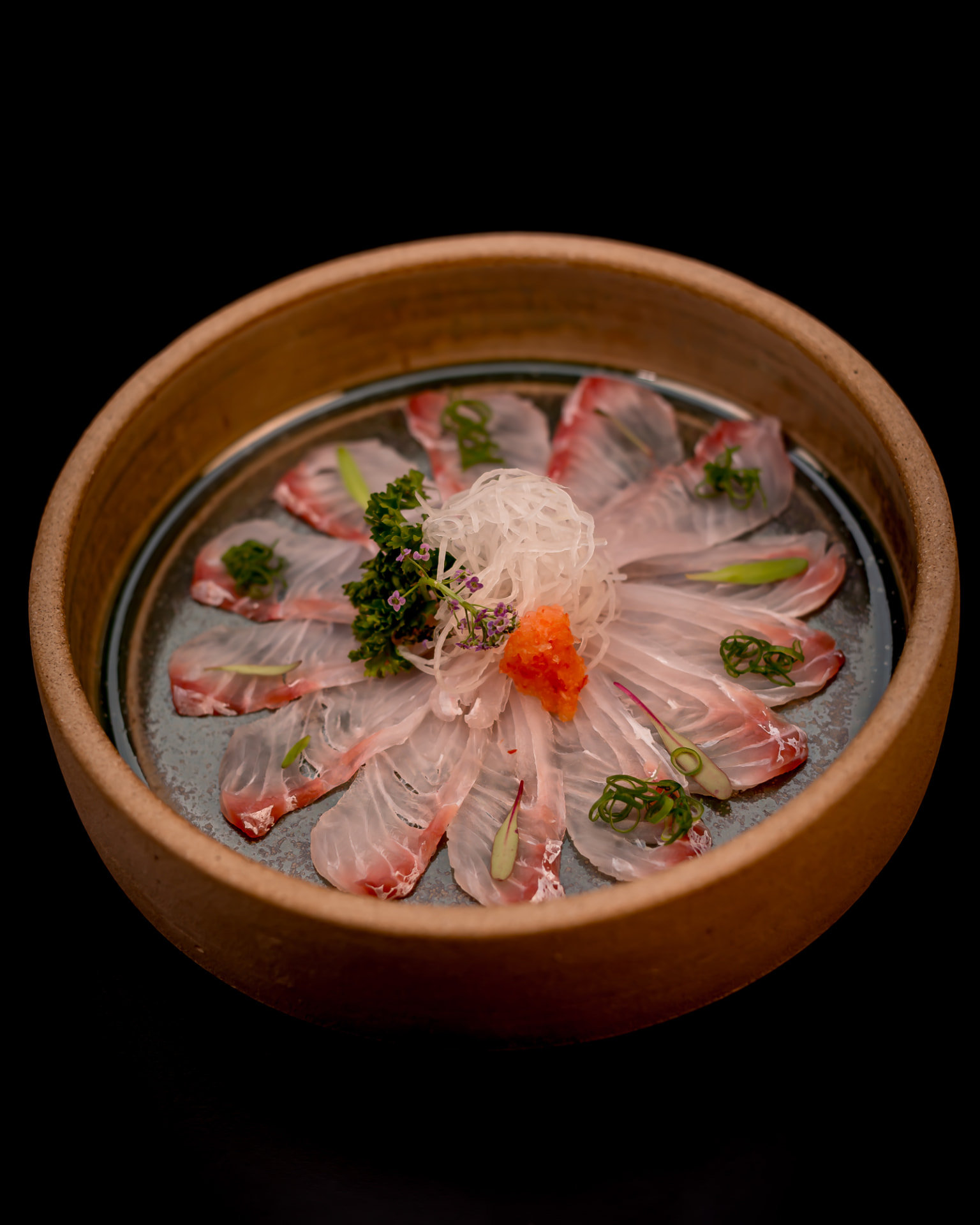 Usuzukuri de peixe branco com momiji oroshi, cebolinha e daikon