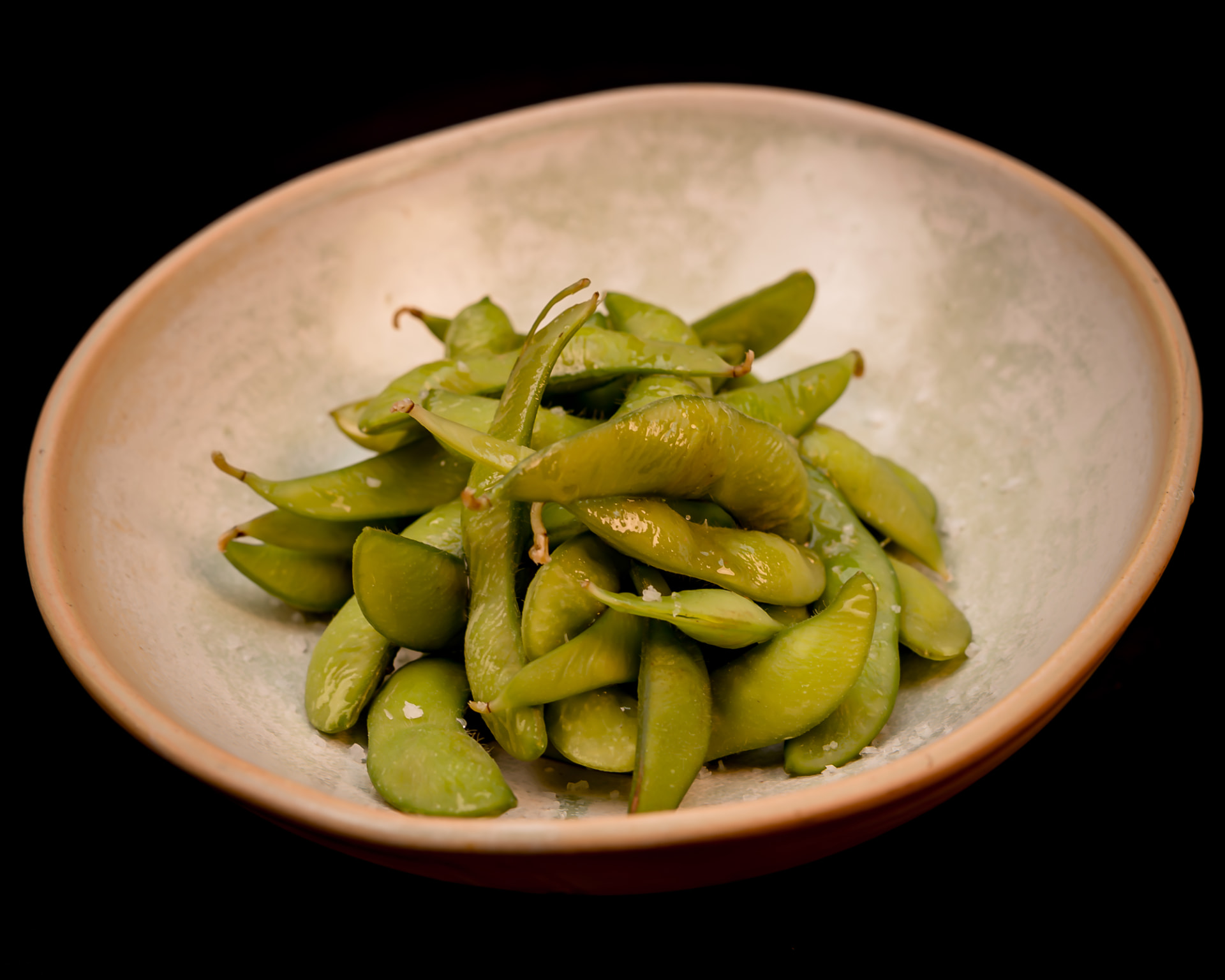 Edamame servido em tigela de cerâmica